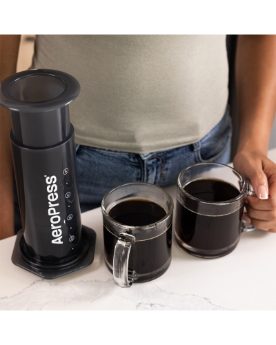 Cafetera AeroPress XL con 2 tazas de café
