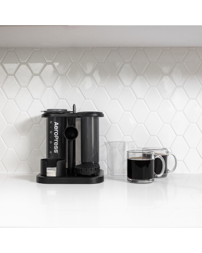 Organizador AeroPress con taza de café