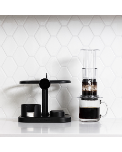 Organizador AeroPress con taza de café
