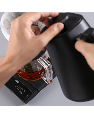 Felicita Incline Coffee Scale pouring water into server on scale