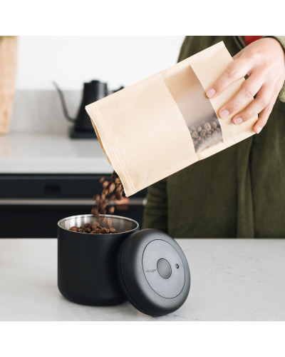 Fellow Recipiente Atmos 0.7L Negro Mate siendo rellenado de granos de café