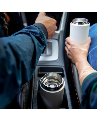 Fellow Vaso Térmico Carter Wide 12oz Blanco Mate en coche