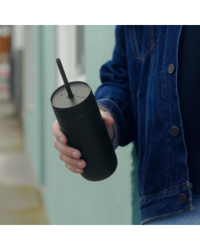 Fellow Carter Cold 16oz Negro Mate in hand