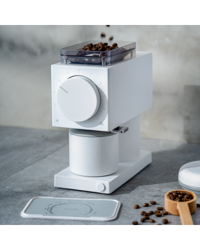 Fellow Molinillo Ode Brew Gen 2 Blanco Mate echando granos de café