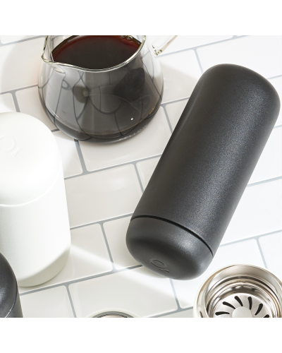 Fellow Vaso Térmico Carter Move 16oz Gris Oscuro- lifestyle