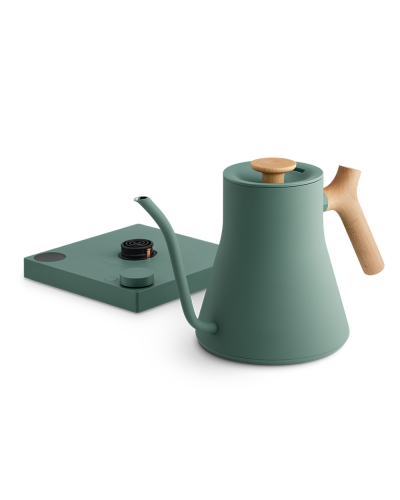 Fellow Hervidor Stagg EKG Eléctrico 0.9L Verde Ahumado hervidor y base de lado