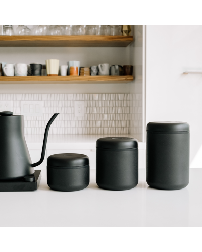 Fellow Atmos Recipiente 1.2L Negro Mate conjunto en cocina