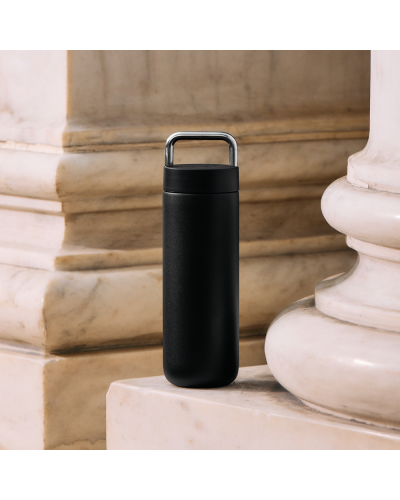 Fellow Carter Carry 20oz Negro Mate en edificio