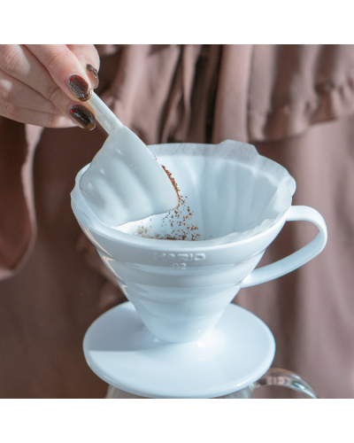 Hario V60 Plastic Dripper 01 Blanco echando café