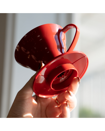 Hario V60 Plastic Dripper 01 Rojo en mano