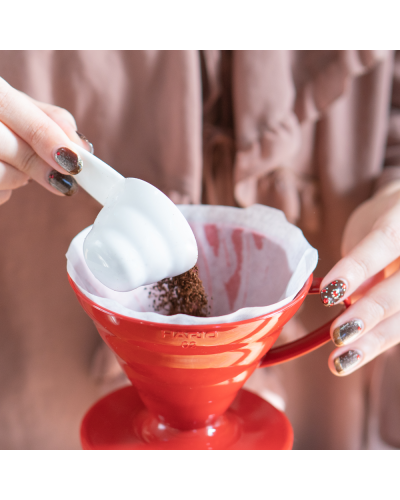 Hario V60 Plastic Dripper 01 Rojo echando de café