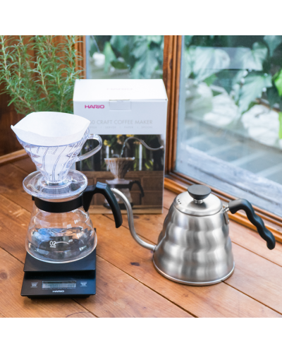 Hario Kit V60 Dripper 02 Negro Plástico Set completo encima de la balanza