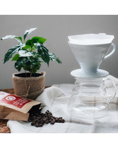 Hario V60 Dripper Cerámica 01- Blanco con jarra y bolsa de café