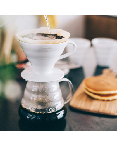 Hario V60 Dripper Cerámica 01- Blanco en mesa desayuno