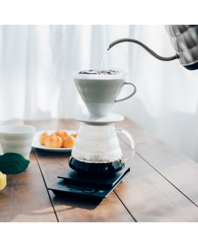 Hario V60 Dripper Cerámica 02- Blanco con jarra y balanza