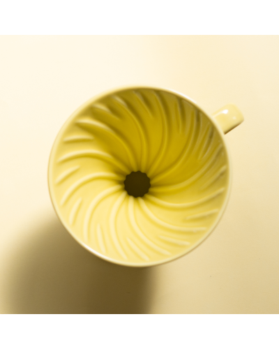 Hario V60 Dripper Cerámica 02-Amarillo con fondo amarillo