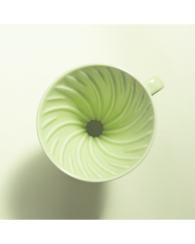 Hario V60 Dripper Cerámica 02-  Verde Pastel con fondo verde