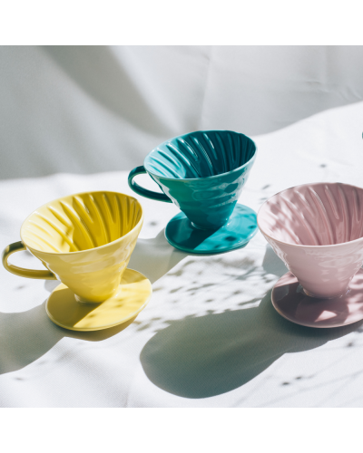 Hario V60 Dripper Cerámica 02-Turquesa con dripper amarilla y rosa