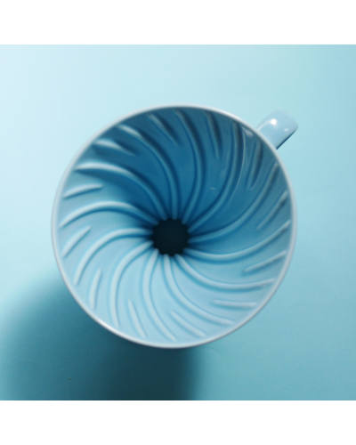 Hario V60 Dripper Cerámica 02-Azul Pastel con fondo azul