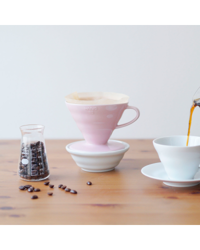 Hario V60 Dripper Cerámica 02-Rosa con bandeja v60 y granos de café