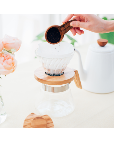 Hario V60 Dripper Cristal 02-Madera mesa blanca y hervidor bona