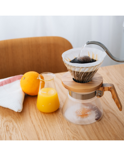 Hario V60 Dripper Cristal 02-Madera mesa desayuno