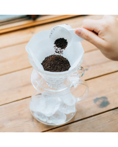 Hario Kit Simply V60 Dripper Cristal 02 echando café molido