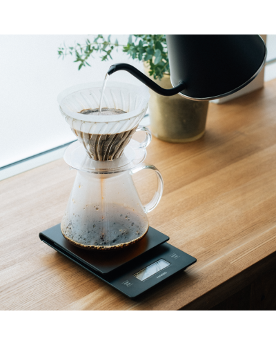 Hario Kit Simply V60 Dripper Cristal 02 encima de balanza hario