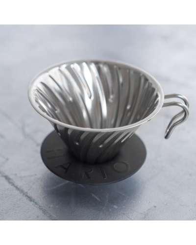 Hario V60 Dripper Metálico 02- Plata encima de mesa