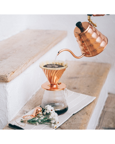 Hario V60 Dripper Cobre 02 en pasillo
