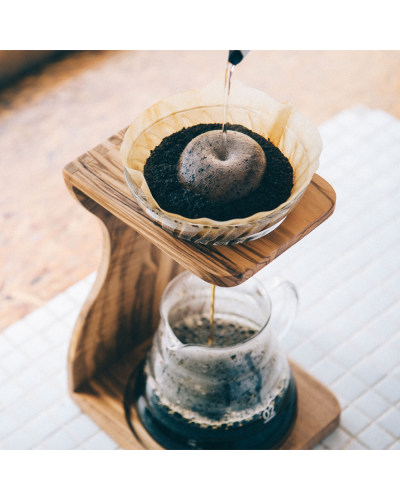 Hario Set V60 con Soporte de Madera y café