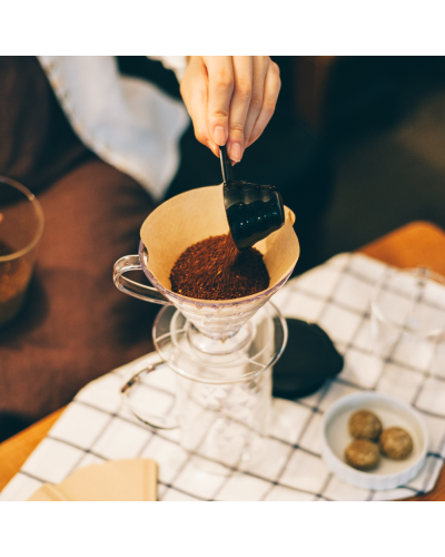 Hario V60 Dripper Thermocolor Set with coffee