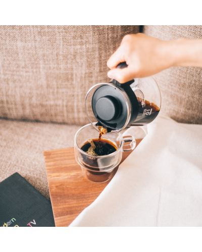 Hario V60 Jarra de Café 450ml sirviendo