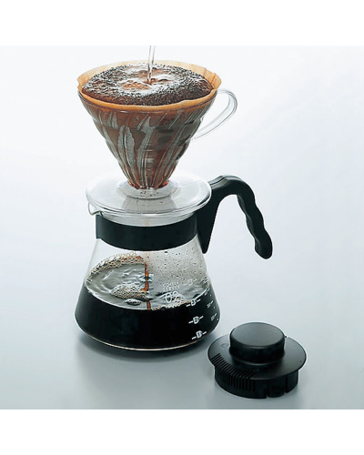 Hario V60 Jarra de Café 700ml usándose