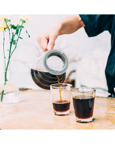 Hario V60 Jarra de Café de Cristal 800ml sirviendo