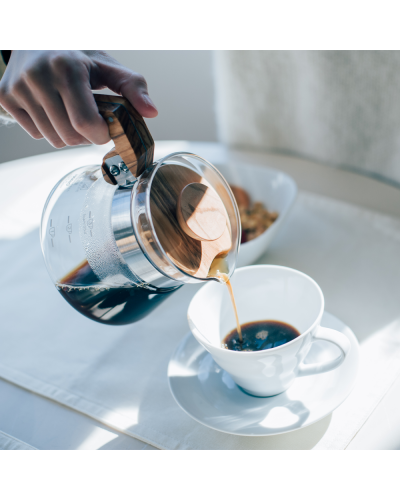 Hario Jarra de Café Madera 400ml usándose