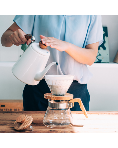 Hario Jarra de Café Madera 400ml filtrando