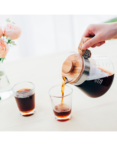 Hario Server 600ml Olive Wood serving