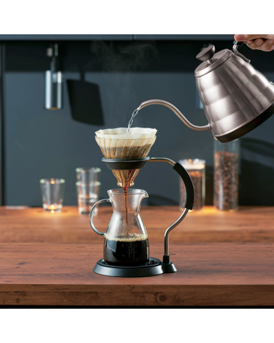 Hario Decantador de Cristal 400ml usándose