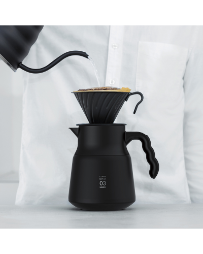 Hario Jarra de Café Térmica Plus 800ml - Negra usándose