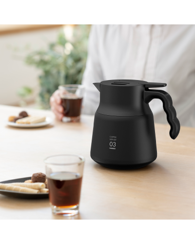 Hario Jarra de Café Térmica Plus 800ml - Negra lifestyle