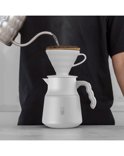 Hario Jarra de Café Térmica Plus 800ml - Blanca lifestyle