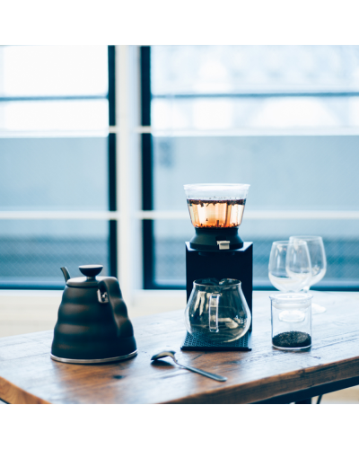 Hario Hervidor V60 Buono Negro Mate 1.2L lifestyle