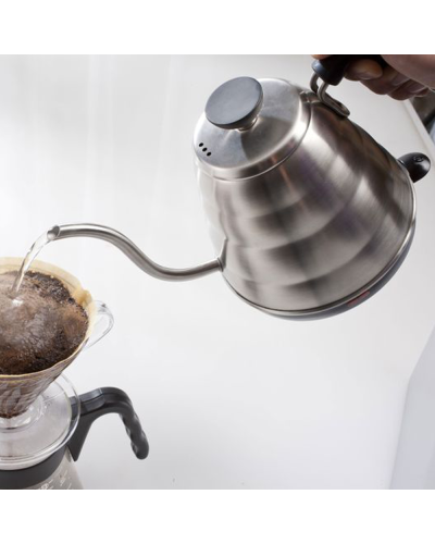 Hario Hervidor Eléctrico sirviendo