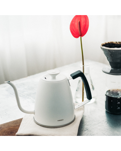 Hario Smart G Kettle - White lifestyle