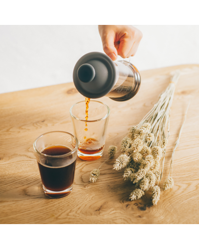 Hario Prensa Francesa Slim 240ml - Negra - sirviendo