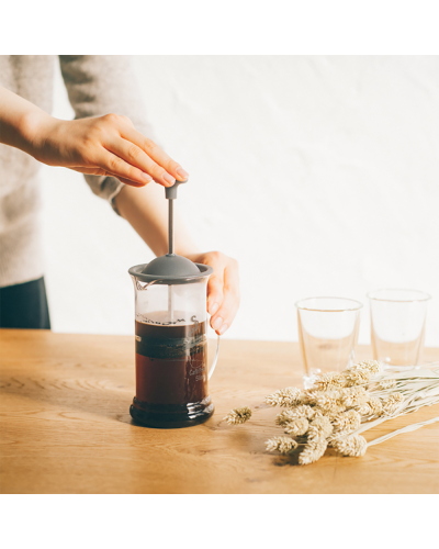 Hario Prensa Francesa Slim 240ml - Negra usándose