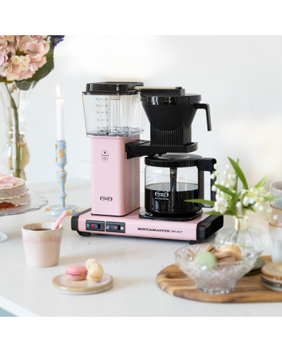 Moccamaster KBG Select Rosa en mesa con pasteles