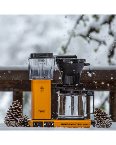 Moccamaster KBG Select Amarillo cabina con nieve