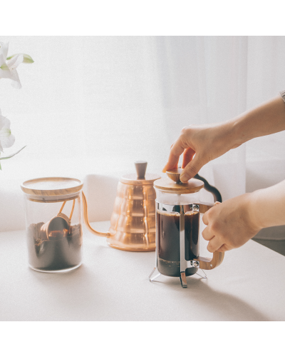 Hario Prensa Francesa de Madera 600ml lifestyle